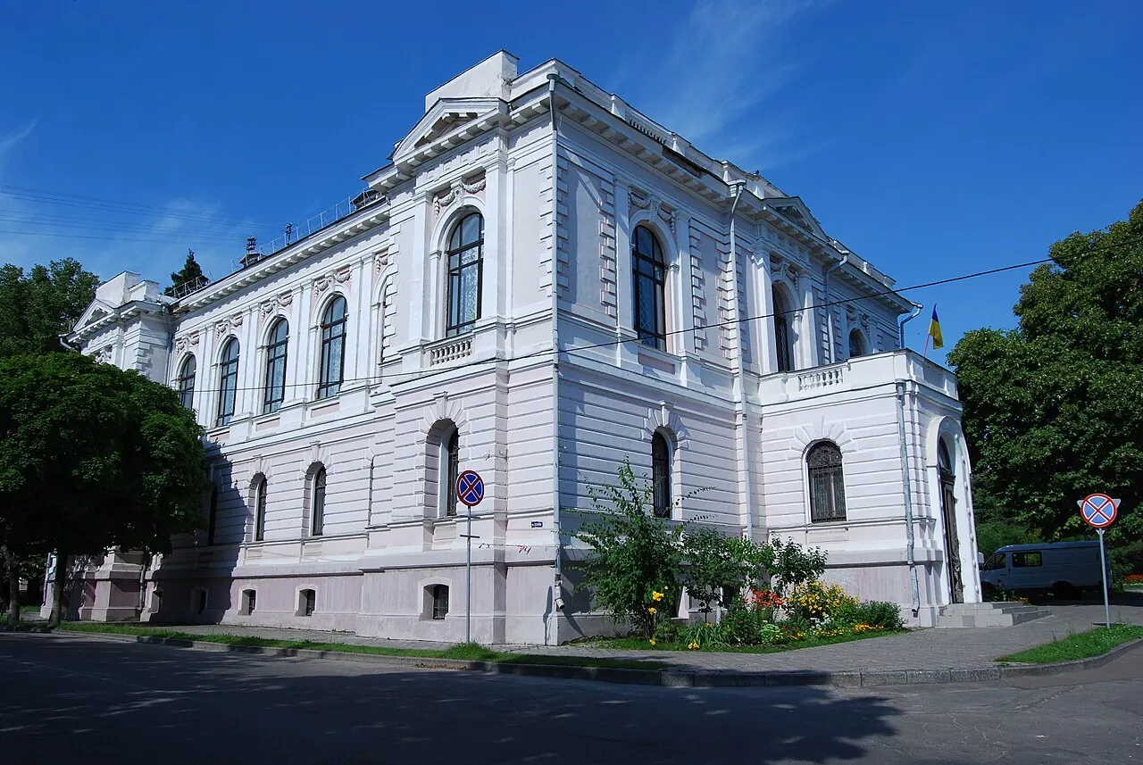 Художній музей імені Никанора Онацького на Покровській площі, 1 — у колишньому будинку Державного банку