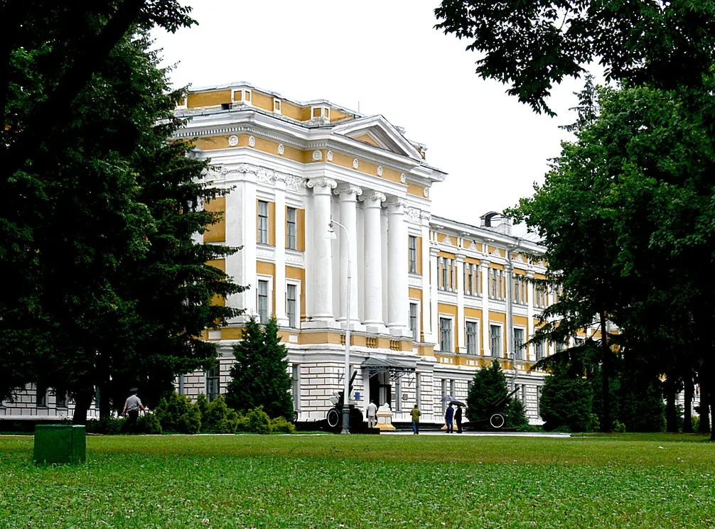 Кадетський корпус Харитоненків, відкритий 15 серпня 1900 року на гроші, які заповів Іван Харитоненко