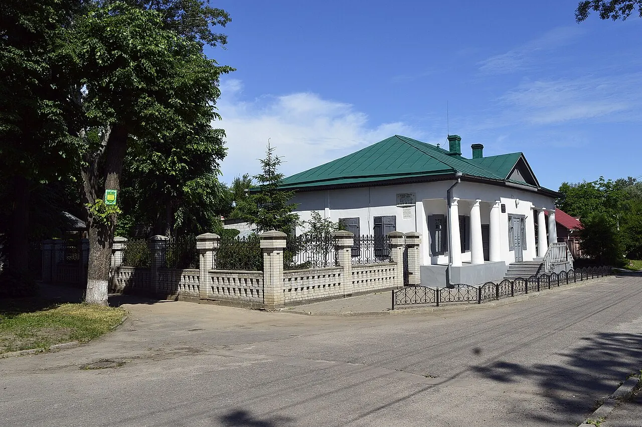 Флігель садиби Лінтварьових у Луці, де Антон Чехов провів літо 1888 і 1889 років: писав «Лісовика», рибалив на Пслі