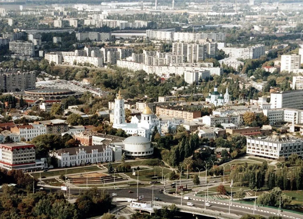 Суми з висоти: історичний центр над Пслом і багатоповерхівки за річкою.