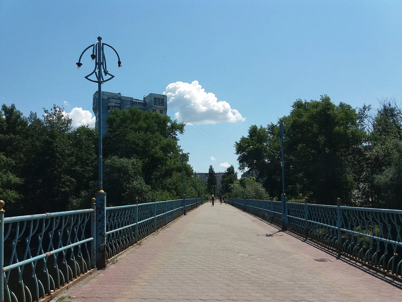 Пішохідний міст через Псел до парку Кожедуба — він з'єднує парк із вулицею Прокоф'єва та легкоатлетичним манежем СумДУ