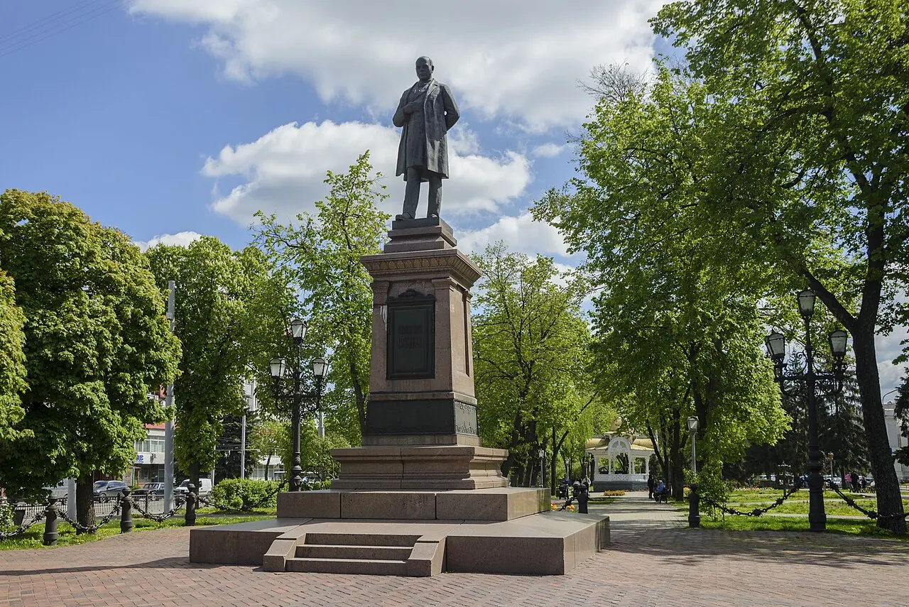 Пам'ятник Івану Харитоненку на Покровській площі.