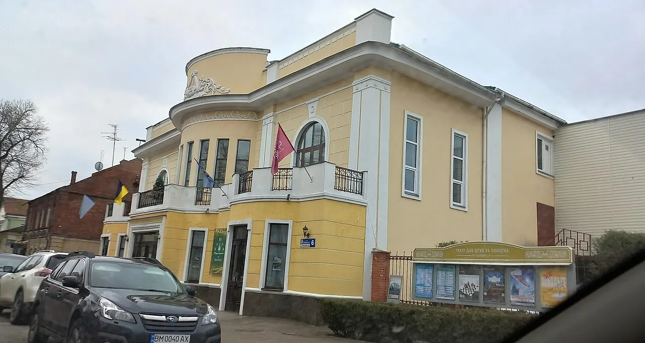 Будинок Корепанова на Покровській, 6: антрепренер Дмитро Корепанов вклав у нього власні заощадження, а відкрили театр «Тіволі» у 1909–1912 роках — залізобетонна будівля харківського архітектора Гінзбурга із залом понад 800 місць