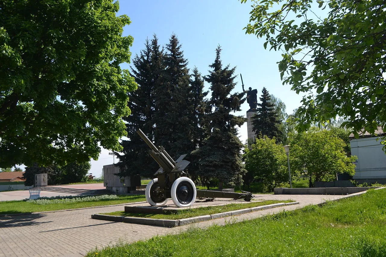 Гаубиця зразка 1938 року на алеї меморіалу «Вічна слава»
