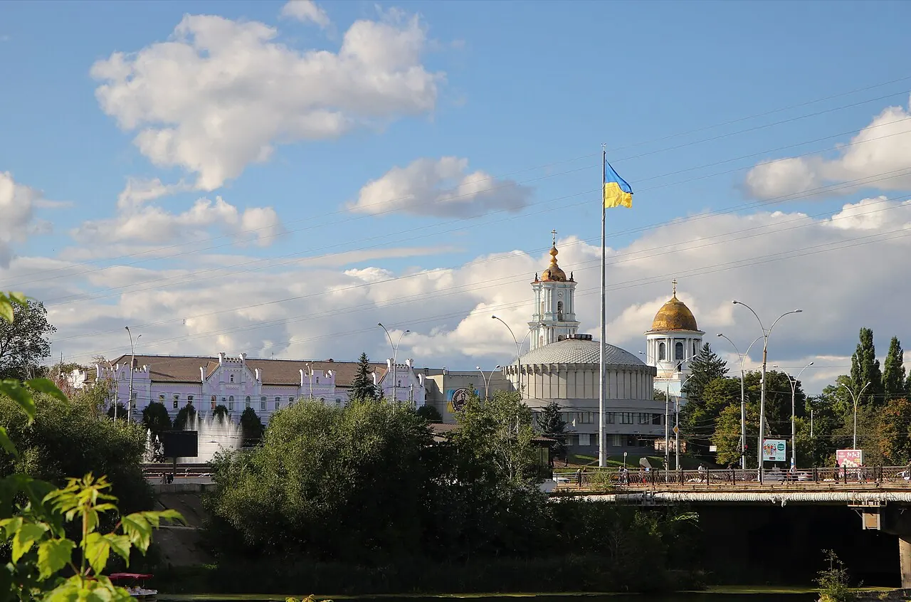 Суми з висоти: Спасо-Преображенський собор і міст через Псел.