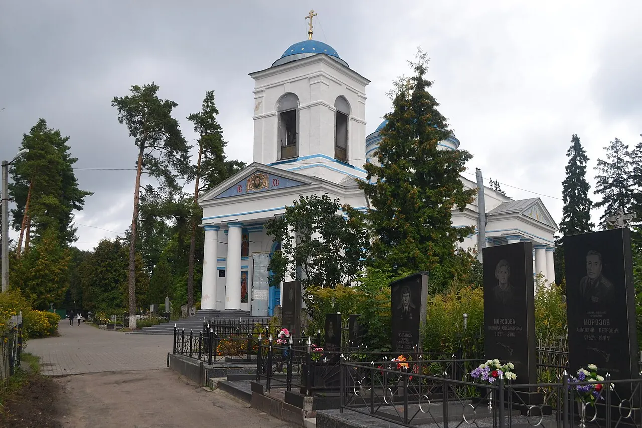 Петропавлівська церква 1851 року на Центральному кладовищі, поруч із родинною усипальницею Харитоненків