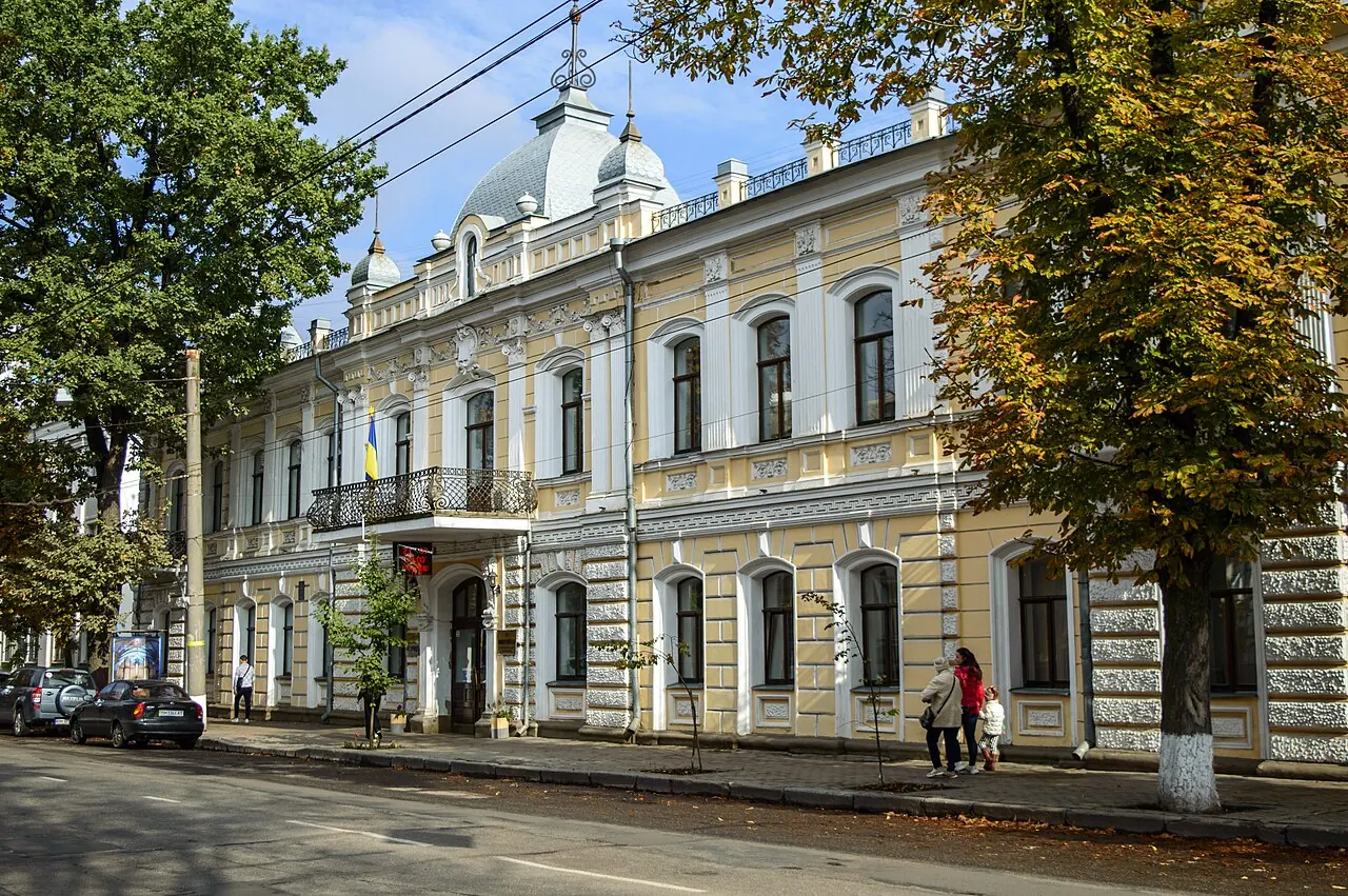 Колишнє Дворянське зібрання 1890–1891 років на Петропавлівській, 63: з 1916 року тут був кінотеатр, з 1939-го — філармонія на 370 місць
