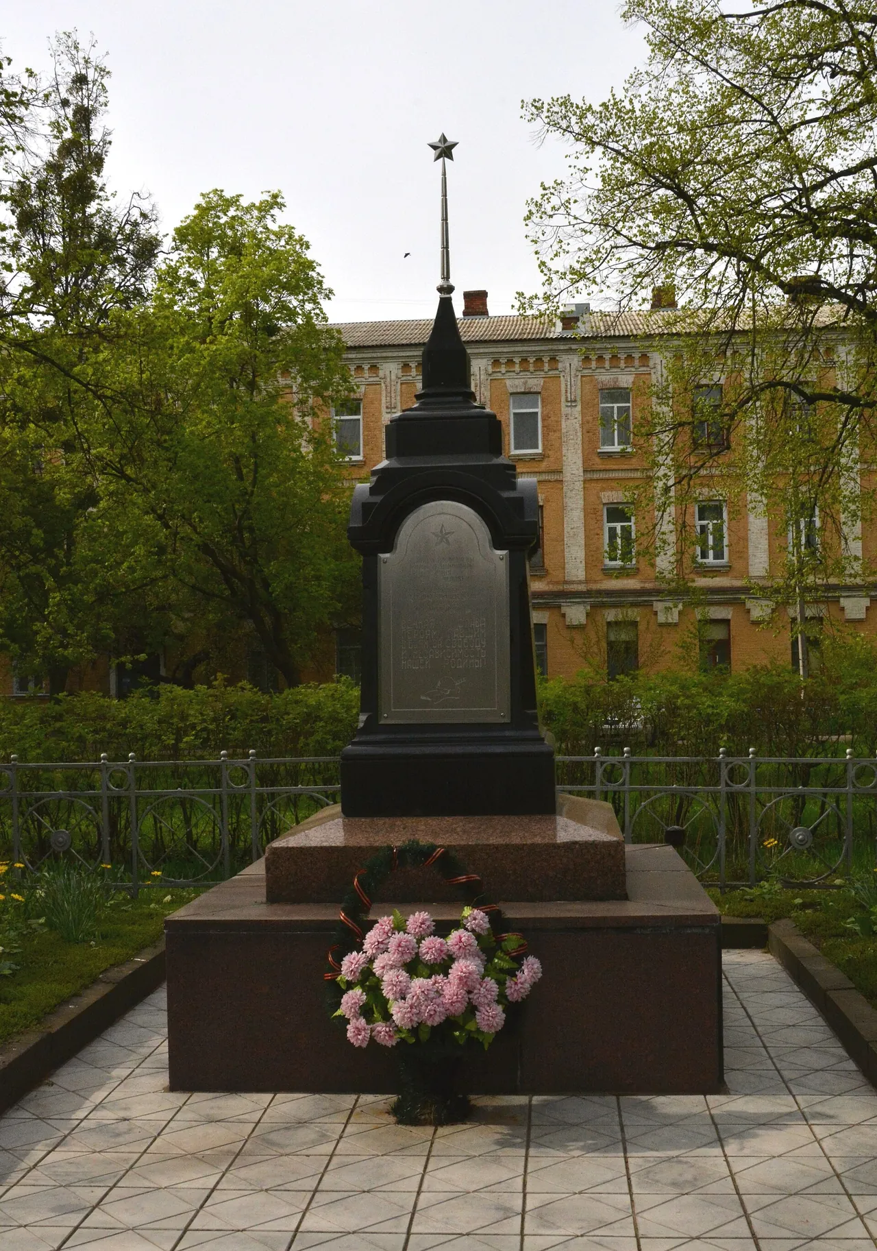 Братська могила радянських військовополонених на Кондратьєва, 165, на території військового містечка