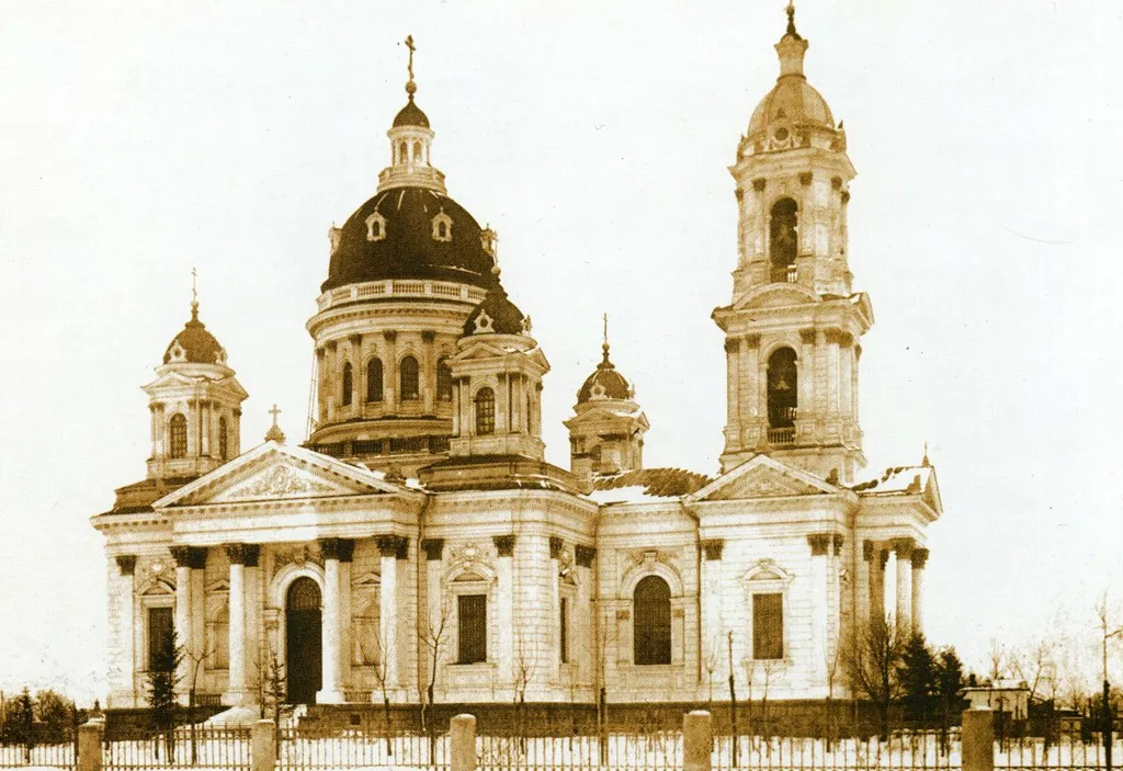Троїцький собор у 1910-х роках, щойно збудований коштом Павла Харитоненка як зменшена копія петербурзького Ісаакія