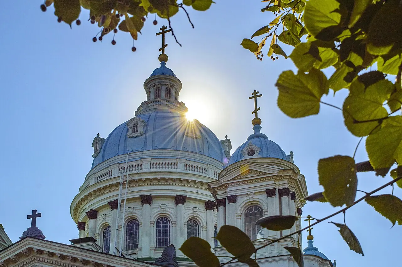 Троїцький собор на Троїцькій — подарунок Павла Харитоненка місту за проєктом Карла Шольца, який завершив його син Густав, з інтер'єром Олексія Щусєва