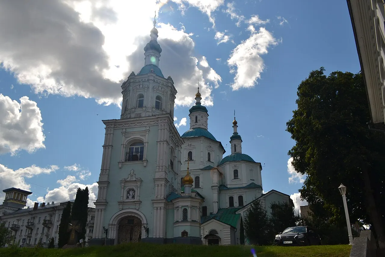 Воскресенська церква 1702 року — найстаріша кам'яна будівля Сум.