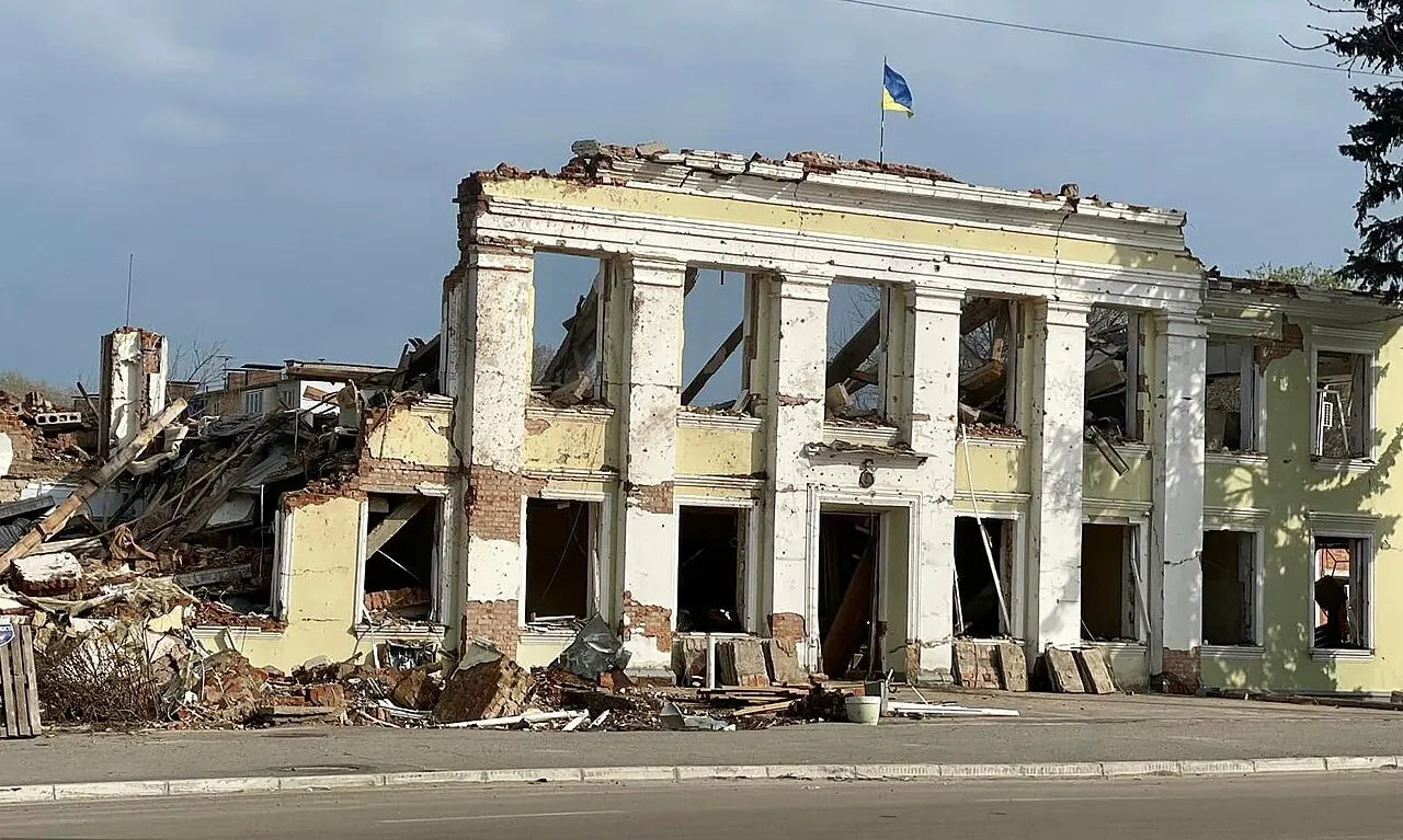 Зруйнована будівля Охтирської міськради, квітень 2022 року.
