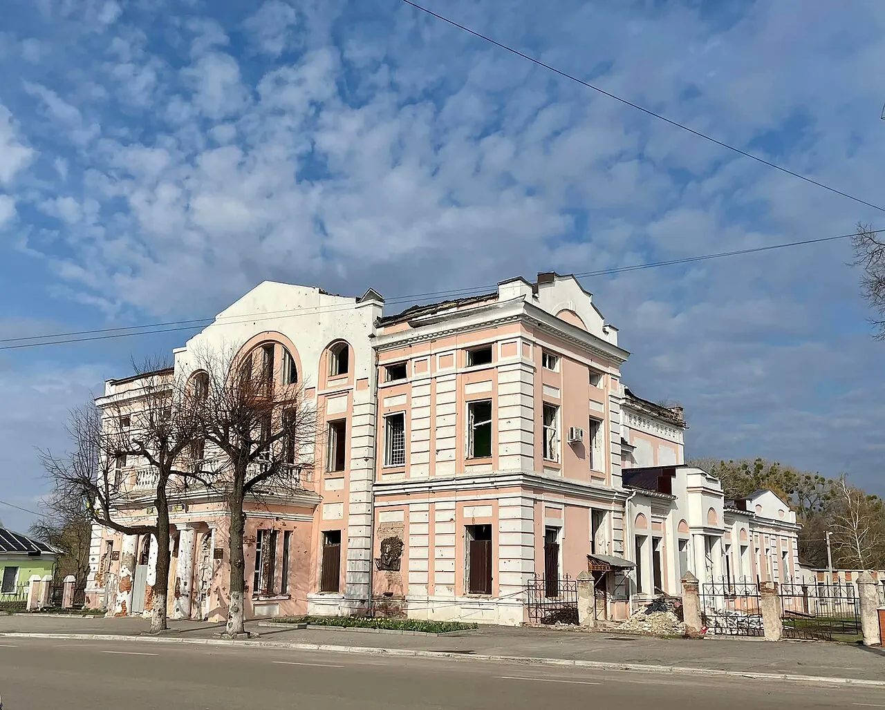 Будинок культури в Охтирці — пам'ятка 1914 року — після обстрілів.