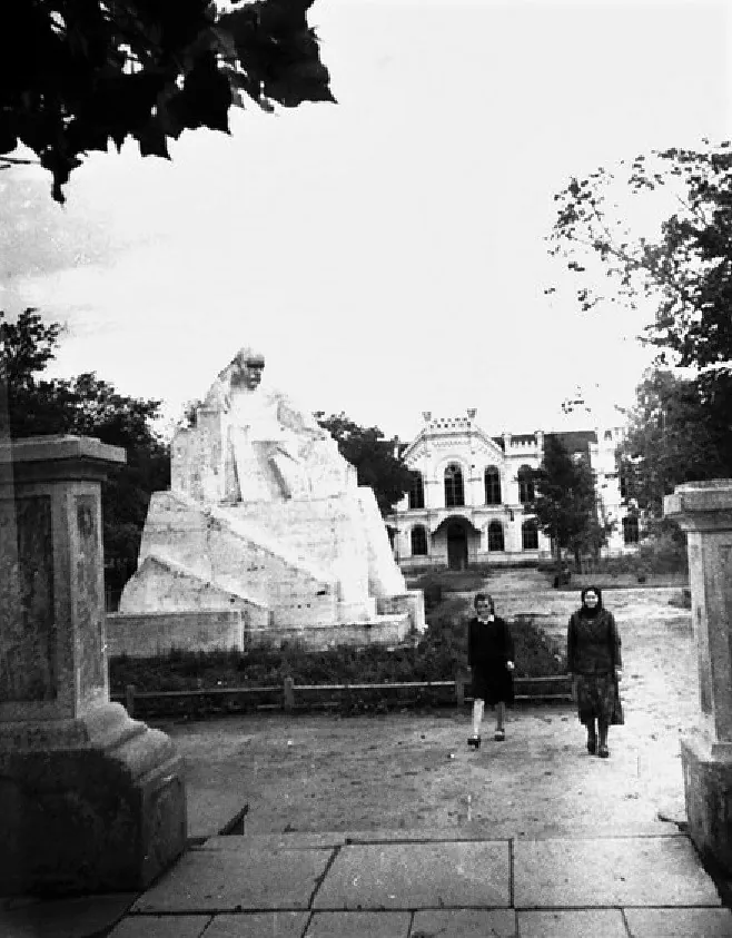Школа № 4, спалена окупантами під час відступу, вересень 1943 року
